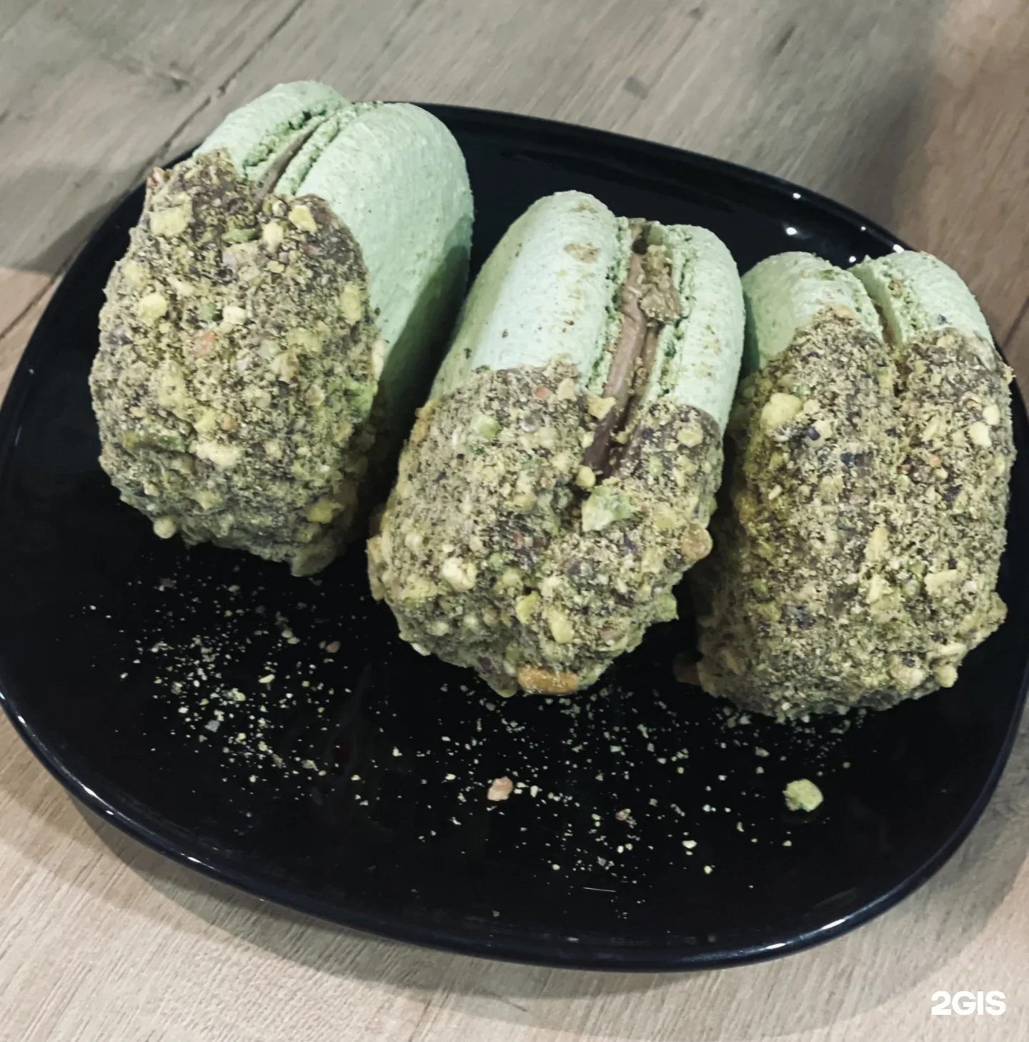 Зелёные макарон на тарелке